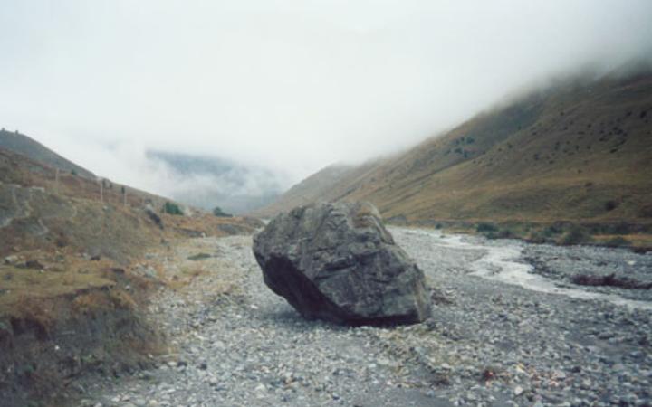 Центральный Кавказ, русло р. Геналдон, на переднем плане камень, принесенный ледником Колка (сентябрь 2000 г.)